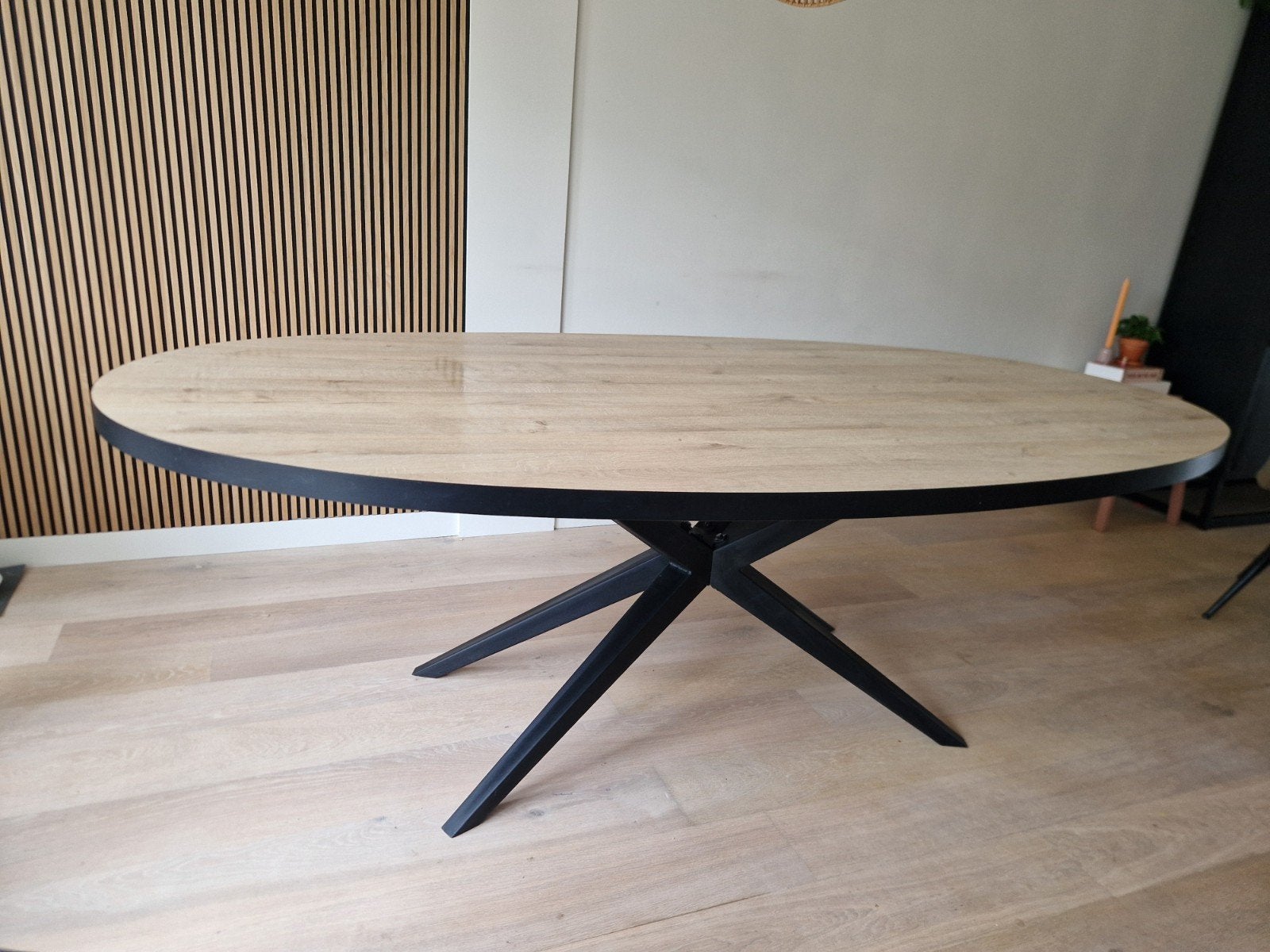 Ovale eettafel met houtlook en zwart metalen spinpoot, Ophalen, Overige materialen, 100 tot 150 cm, 200 cm of meer