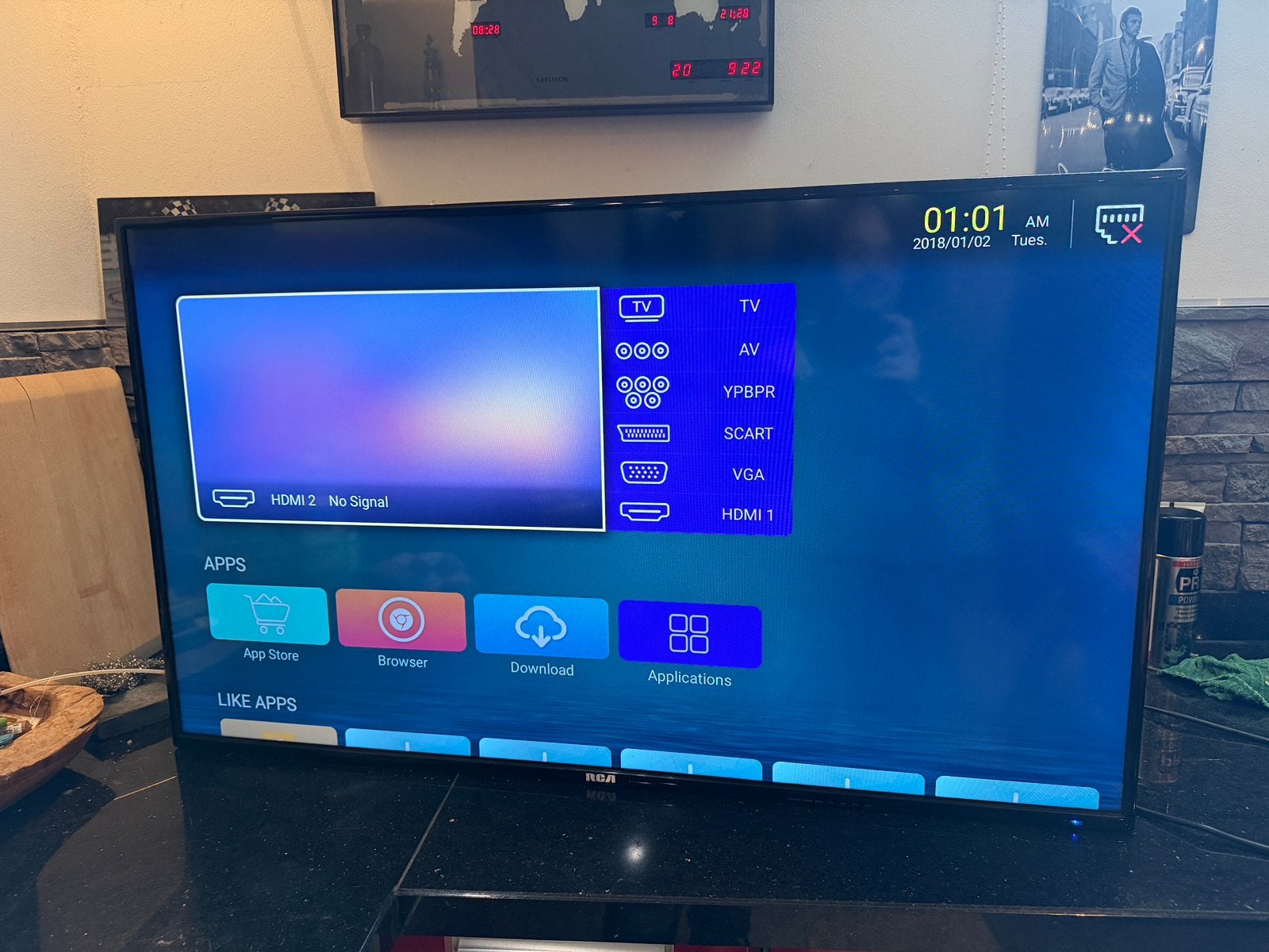 Jonge Smart tv televisie monitor 43 inch RCA RS43F1