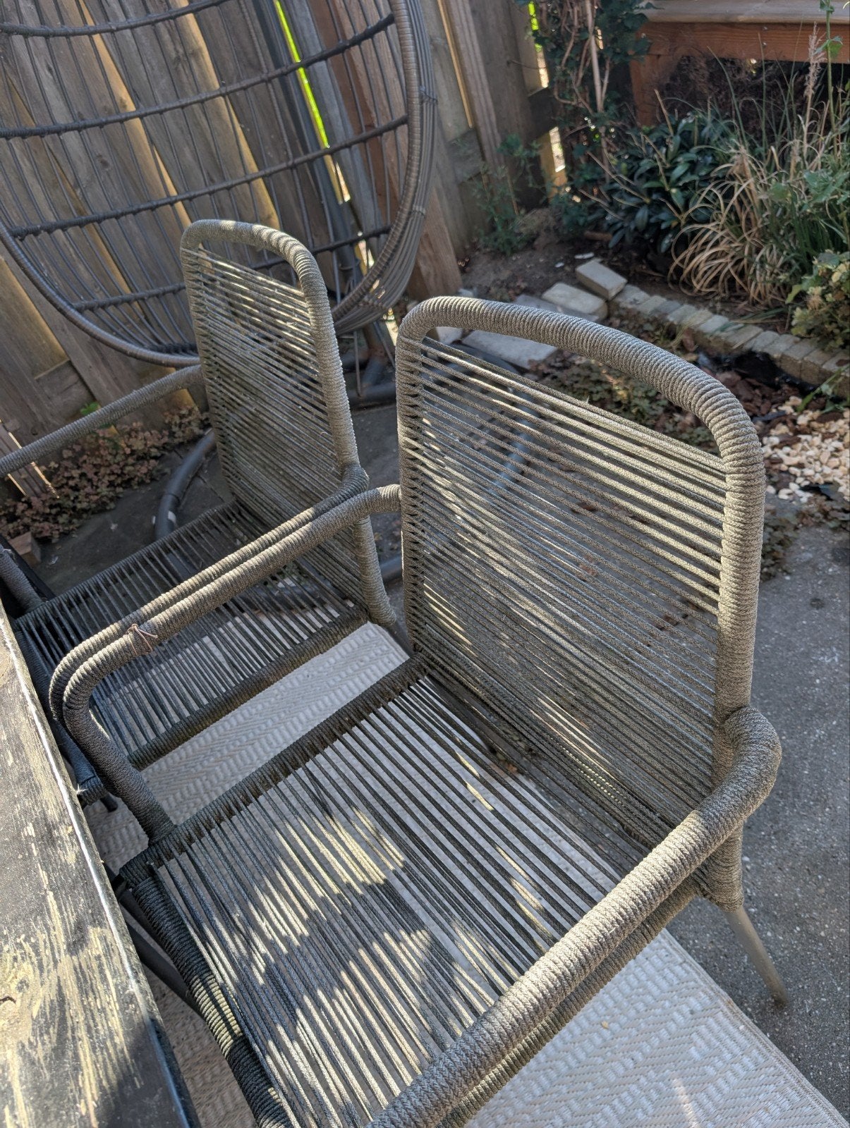 4 grijze tuintafel stoelen met draden op stalen poten, Ophalen