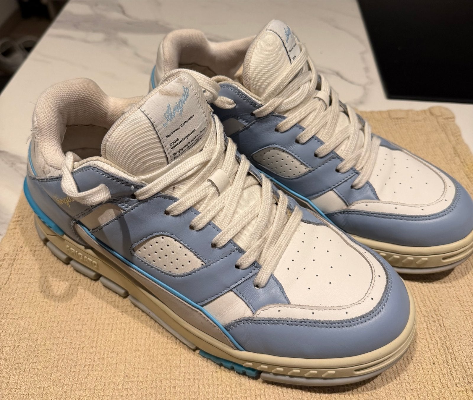 Axel Arigato Sneakers Maat 43 - Lichtblauw/Wit, Ophalen of Verzenden, Gedragen, Blauw, Sneakers of Gympen