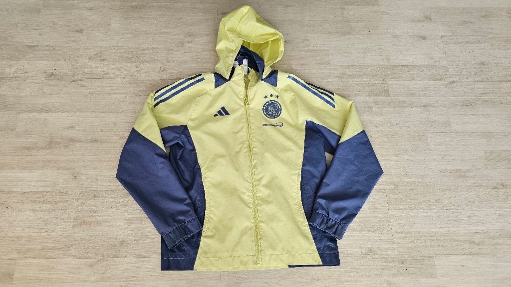 Ajax Zomer/Regenjas! Seizoen 24/25! SPONSOR! Mt 164/XS!, Ophalen of Verzenden, Voetbal, Gedragen, Rood