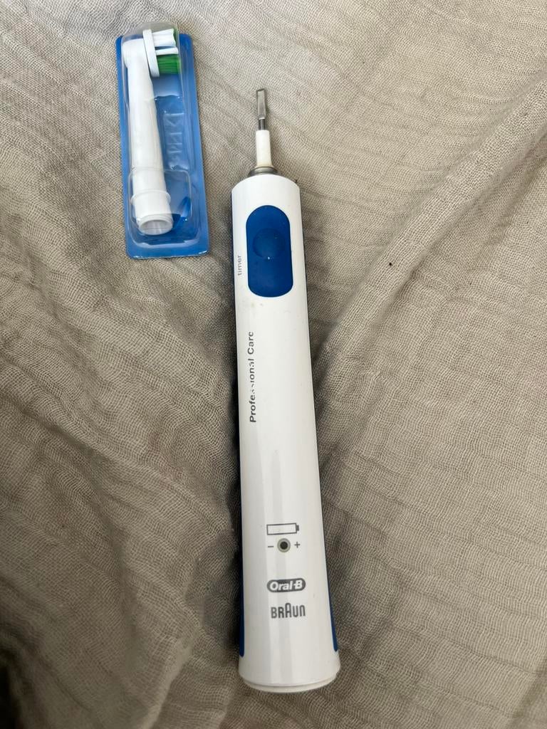 Oral b elektrische tandenborstel met lader en opzetborstel, Ophalen of Verzenden, Zo goed als nieuw, Tandenborstel
