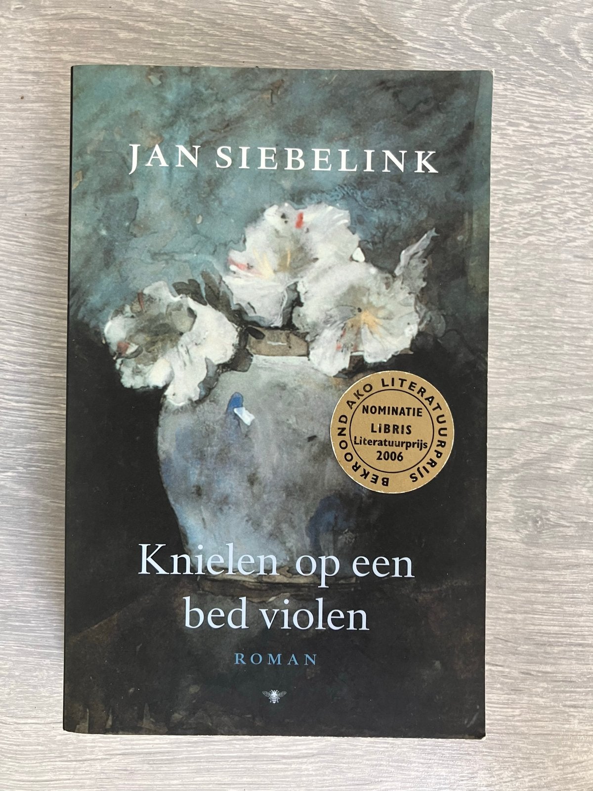 Jan Siebelink - Knielen op een bed violen, Ophalen of Verzenden, Gelezen