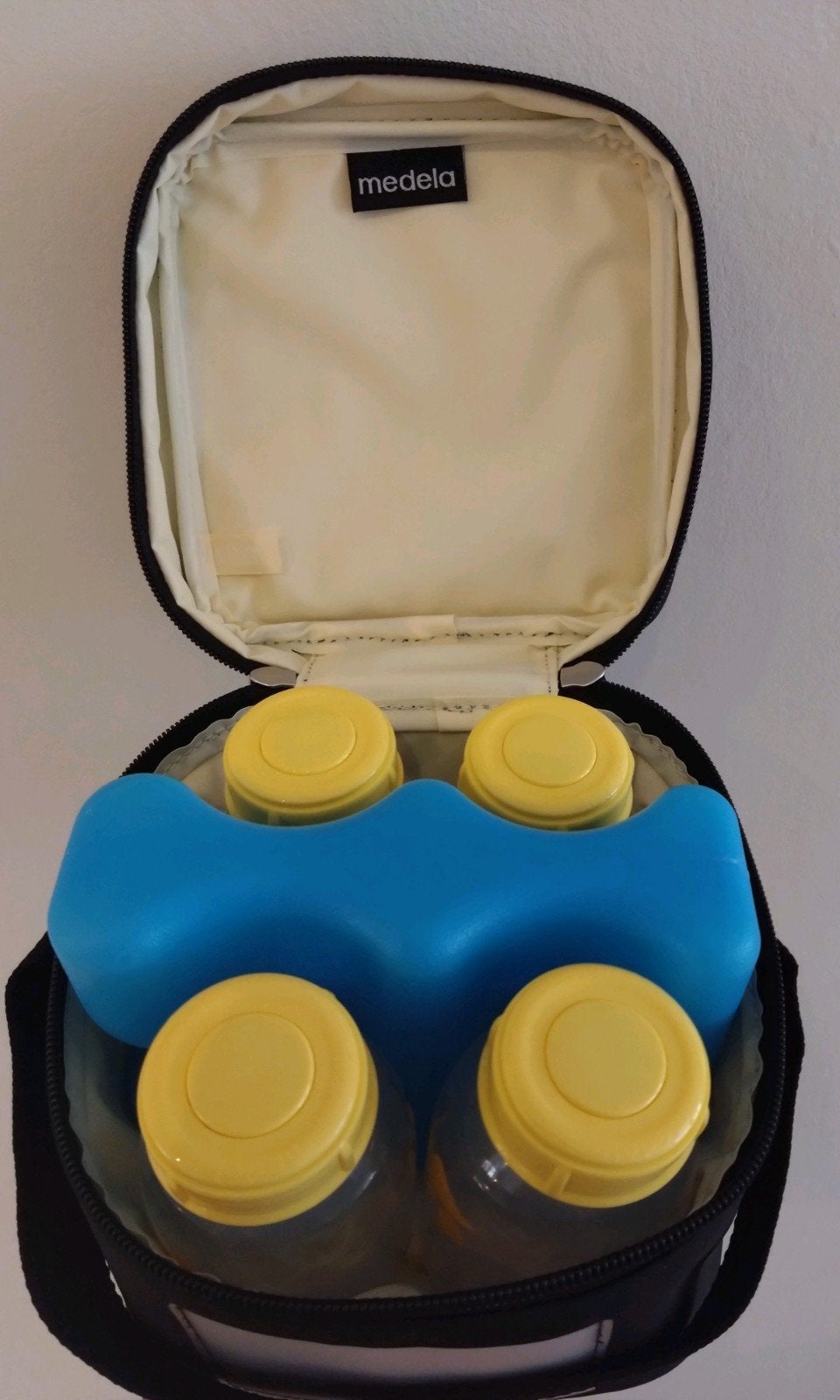 Medela Koeltasje met koelelement en 4 moedermelkflesjes, Ophalen, Medela, Bewaarbakje, Zo goed als nieuw