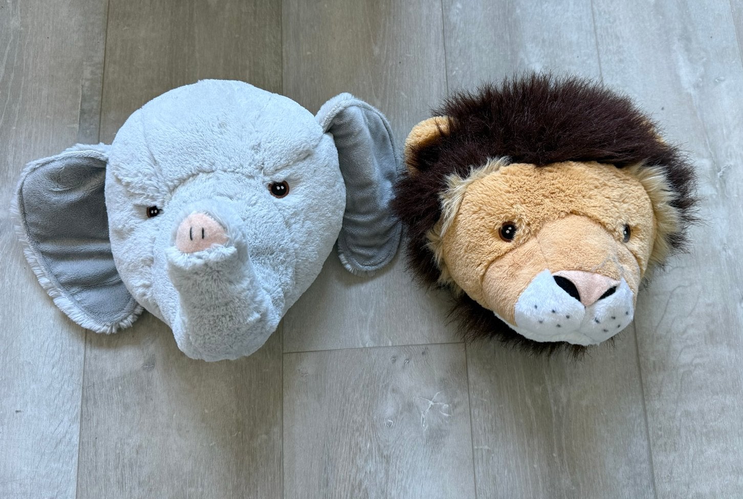 Pluchen dierenkoppen: Leeuw & Olifant wanddecoratie, Ophalen, Gebruikt, Wanddecoratie, Ophangbaar