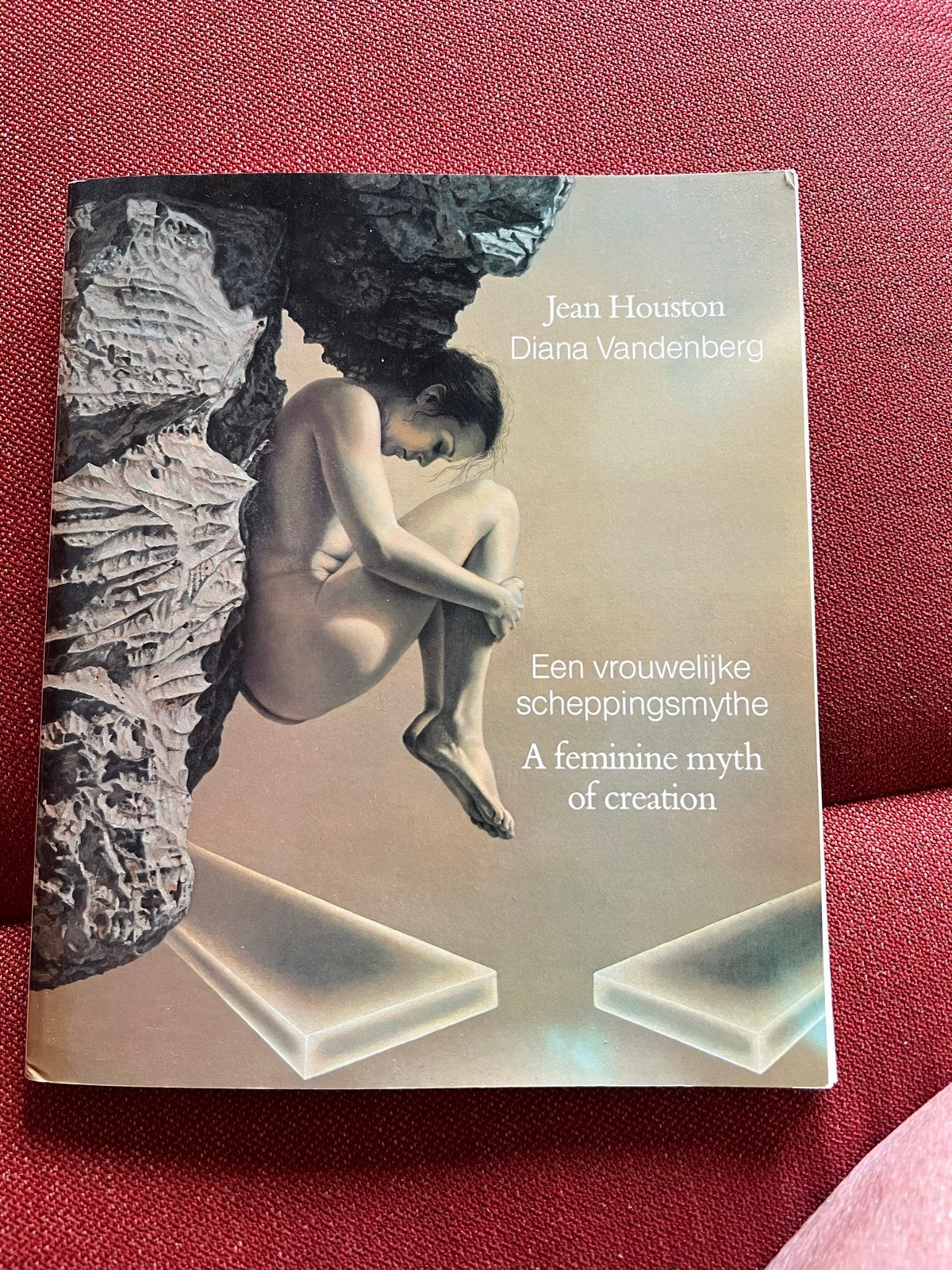 Eén vrouwelijke scheppingsmythe - Jean Houston & Diana Vande, Ophalen of Verzenden, Gelezen, Nederland