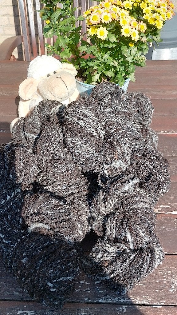Bonte schaap grijs wit - 1,1kg handgesponnen wol, Hobby en Vrije tijd, Ophalen of Verzenden, Nieuw, Breien of Haken, Wol of Garen