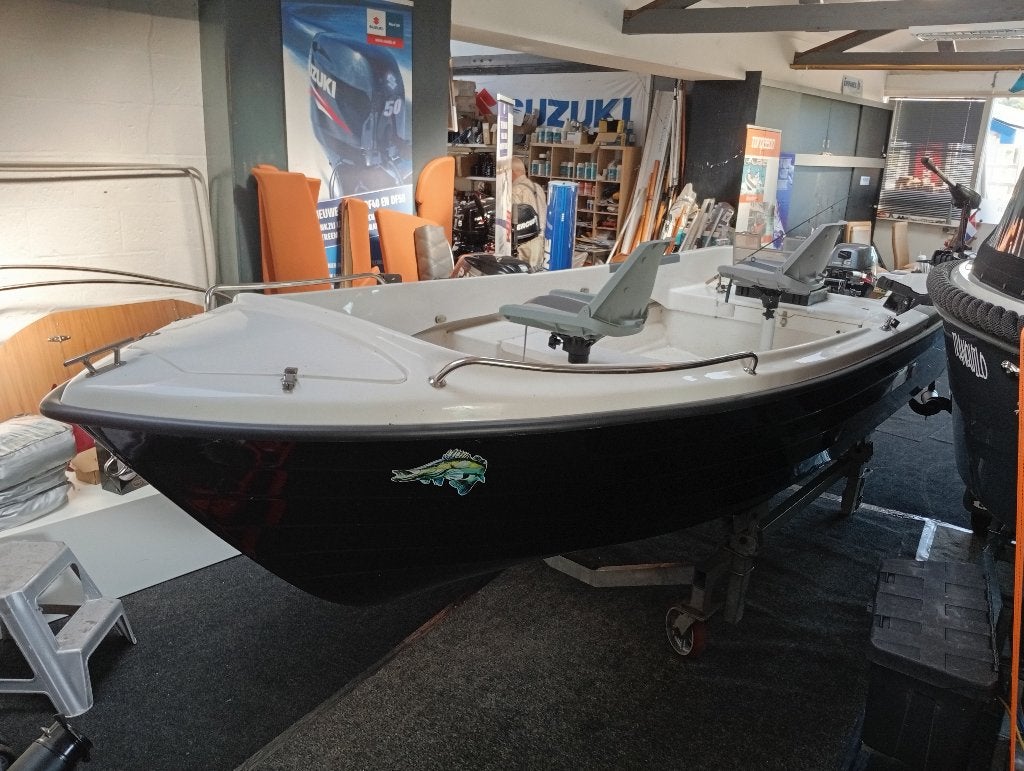 Nieuwe polyester visboot 470 + Yamaha 8 pk 4 takt + trailer, Watersport en Boten, Ophalen, 8 pk, Tot 10 pk, -polen