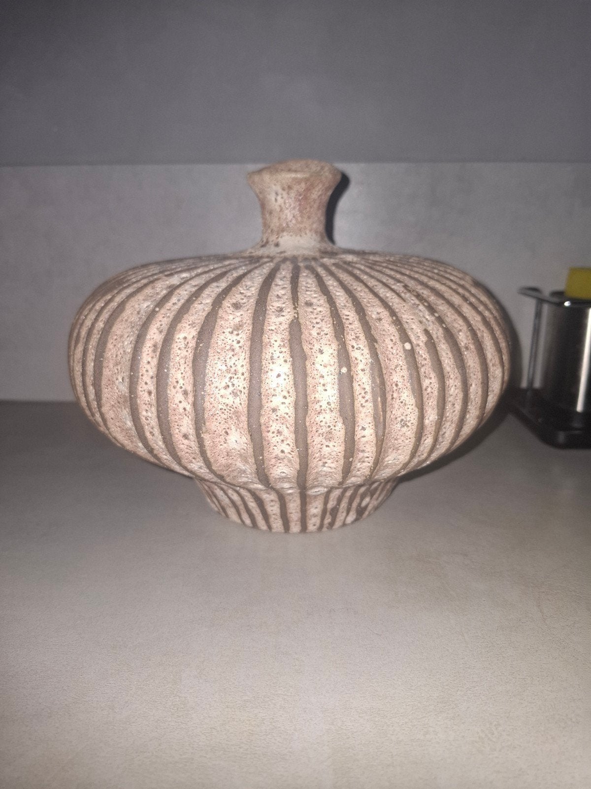 Deco Vaas Nevano Ceramic, taupe grijs gestreept, Ophalen of Verzenden, Zo goed als nieuw, Met patroon/structuur, Steen/keramiek
