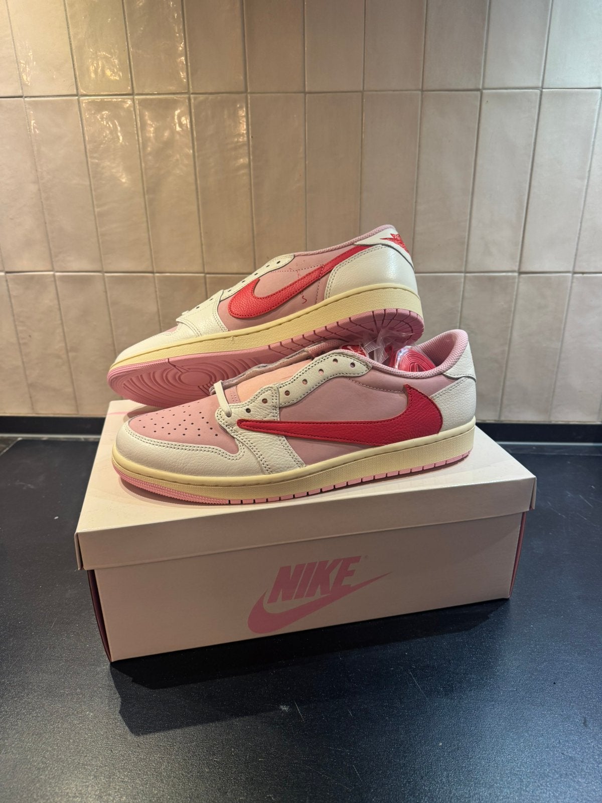 Travis Scott x Air Jordan 1 Low OG SP Sail/Tropical Pink, Kleding | Heren, Schoenen, Ophalen of Verzenden, Nieuw, Overige kleuren