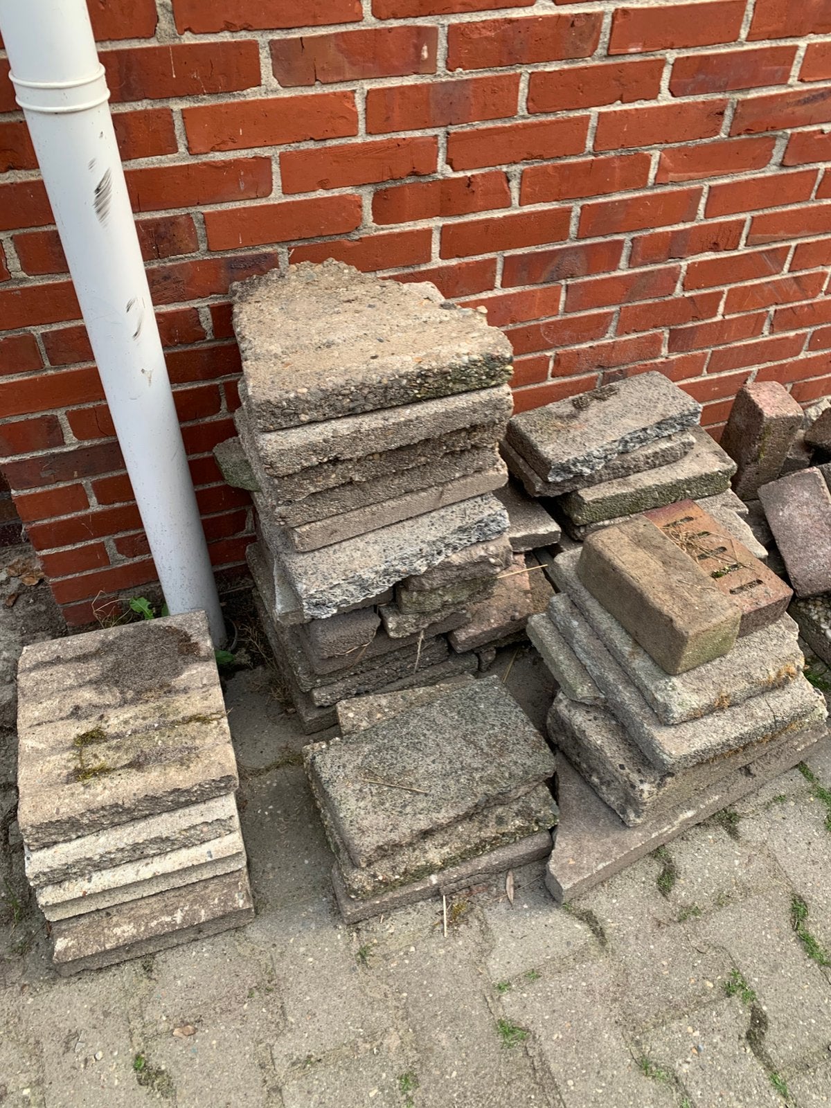 Nog beschikbaar: Gratis diverse tuintegels en bakstenen, Tuin en Terras, Ophalen, Gebruikt, 10 m² of meer, Beton