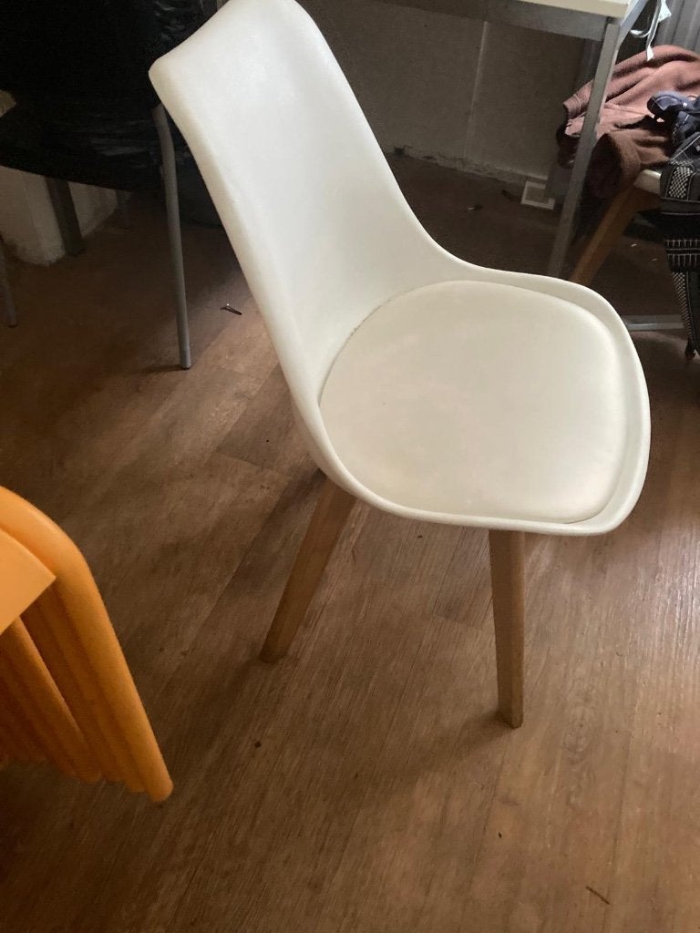 2 Witte stoeltjes met houten poten en skai zitting, Huis en Inrichting, Gebruikt, Twee, Wit, Ophalen