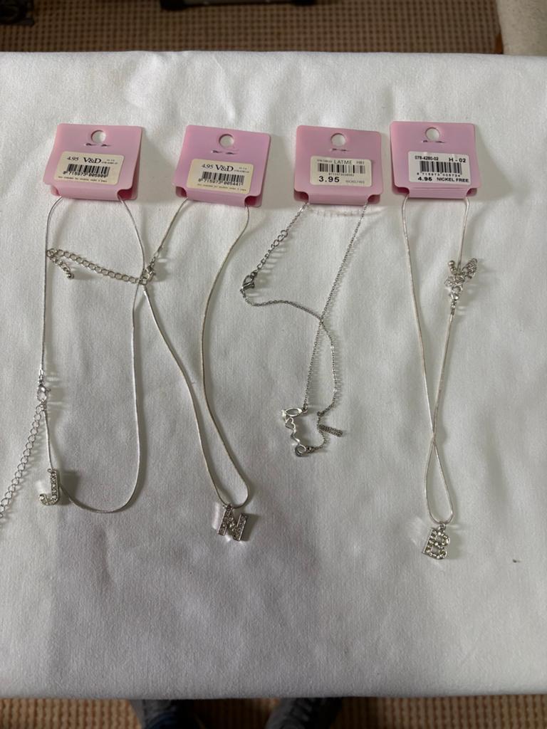 V&D Kettingen met Initiaal Hanger (J, N, B, Love), Ophalen of Verzenden, Zo goed als nieuw