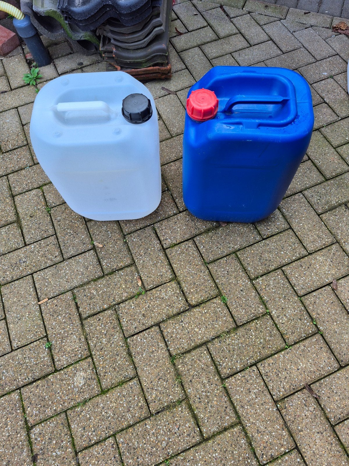 Diverse gratis jerrycans en vaten, wit en blauw, Ophalen, Gebruikt, Bak of Kist, Minder dan 50 cm