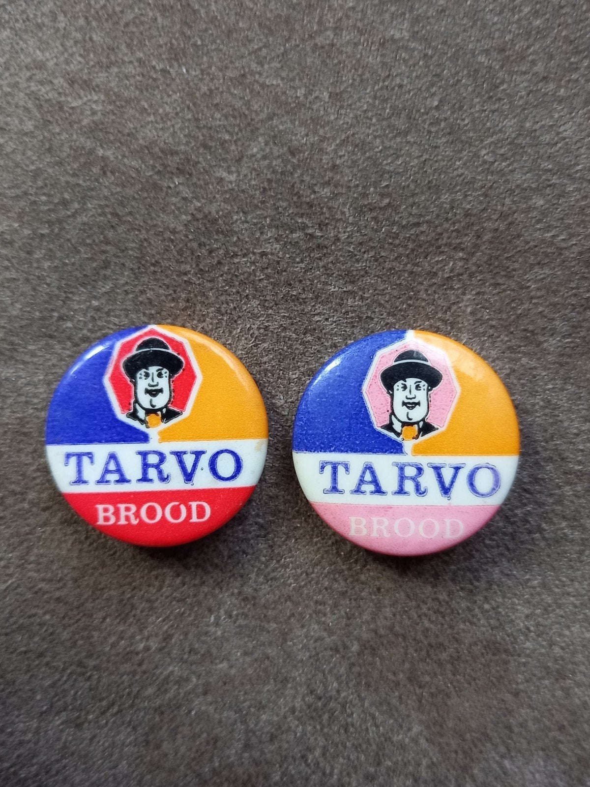 2 speldjes Tarvo brood, Verzamelen, Speldjes, Pins en Buttons, Ophalen of Verzenden, Gebruikt