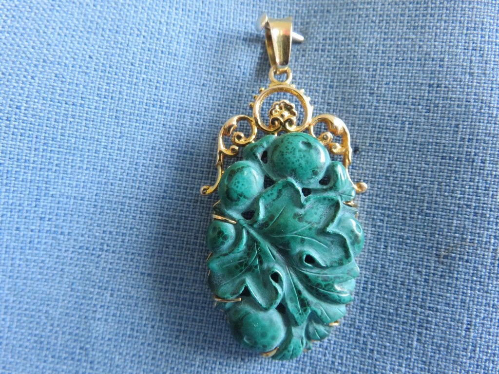 Antieke hanger met malachiet steen in 14 karaat goud, Ophalen of Verzenden, Goud, Hanger