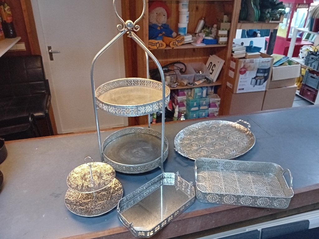 Mooie set etageres en serveerschalen, Huis en Inrichting, Ophalen, Zo goed als nieuw
