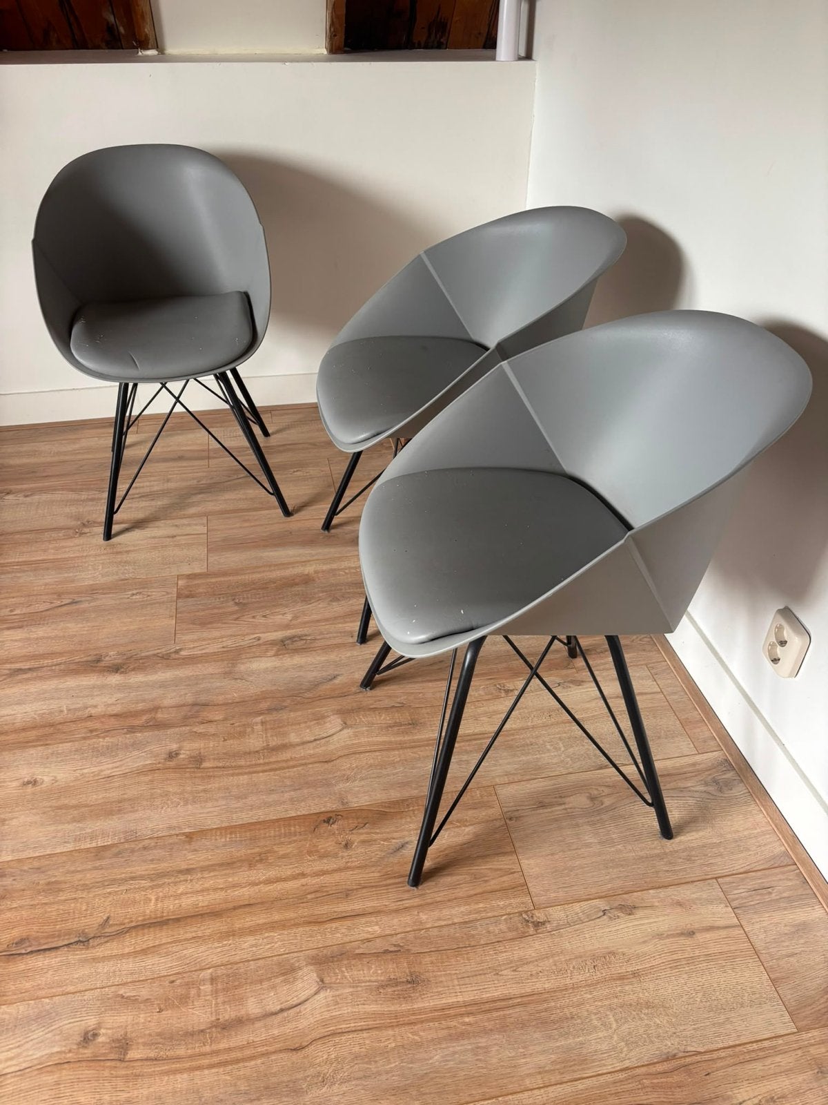 Set van 3 grijze kuipstoelen met metalen onderstel, Ophalen, Kunststof, Gebruikt, Drie