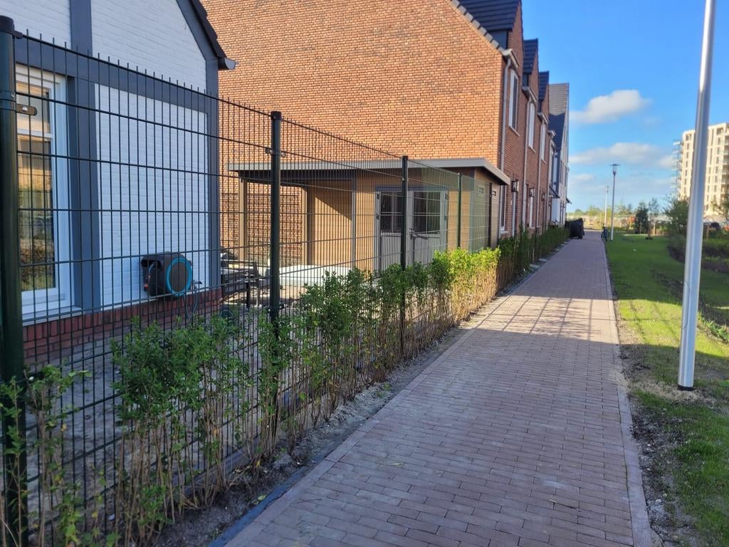 Ijzeren dubbelstaafs groen hekwerk, 7 delen en 9 palen, Tuin en Terras, Tuinhekken en Hekwerk, Ophalen, Zo goed als nieuw, IJzer