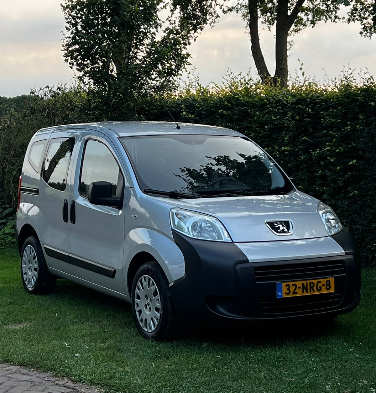 Peugeot Bipper 1.4 benzine 2010 | lage km | handgeschakeld, Auto's, Bestelauto's, Voorwielaandrijving, Stof, Zwart, 4 cilinders