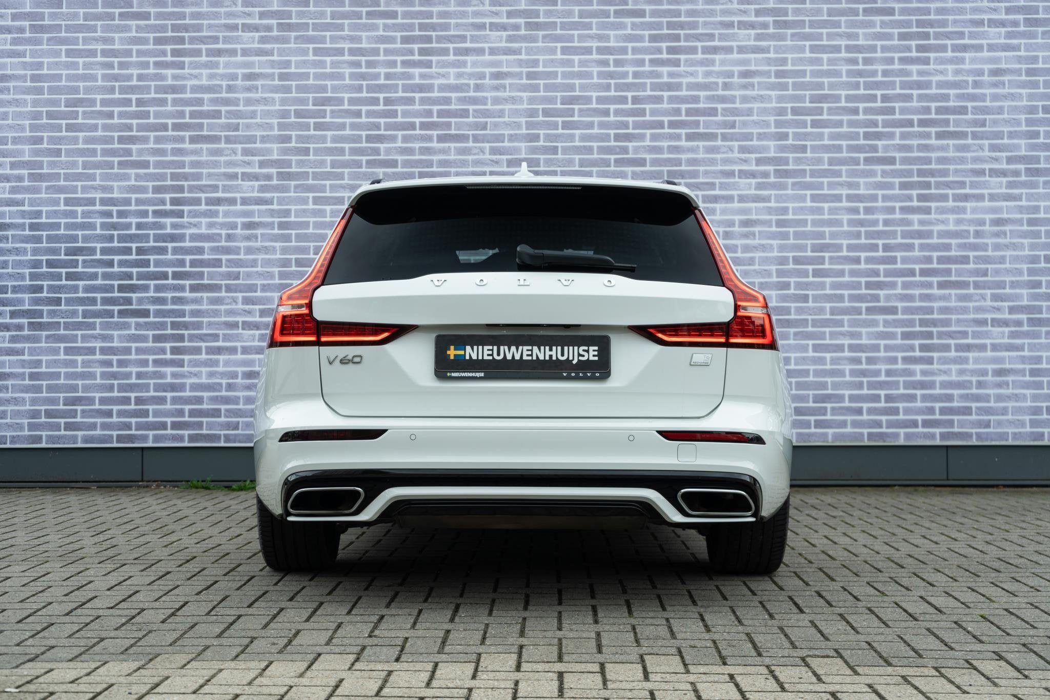 Foto 14 van Volvo V60 2.0 T6 Recharge AWD R-Design | Trekhaak | Adaptiev