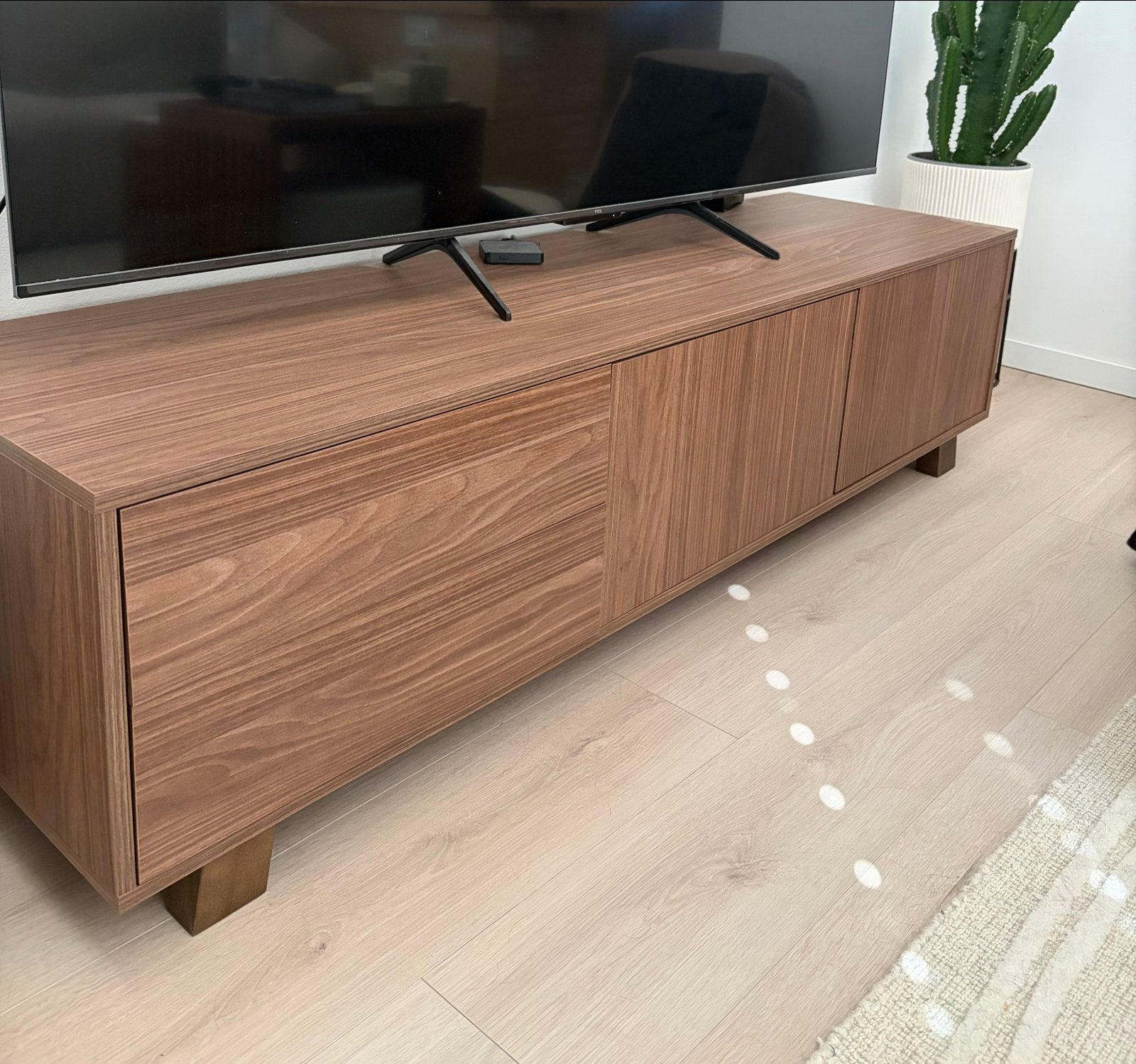 Woood Seppe Notenhout TV-meubel Walnoot Bruin, Huis en Inrichting, Kasten | Televisiemeubels, Ophalen, 150 tot 200 cm, Zo goed als nieuw