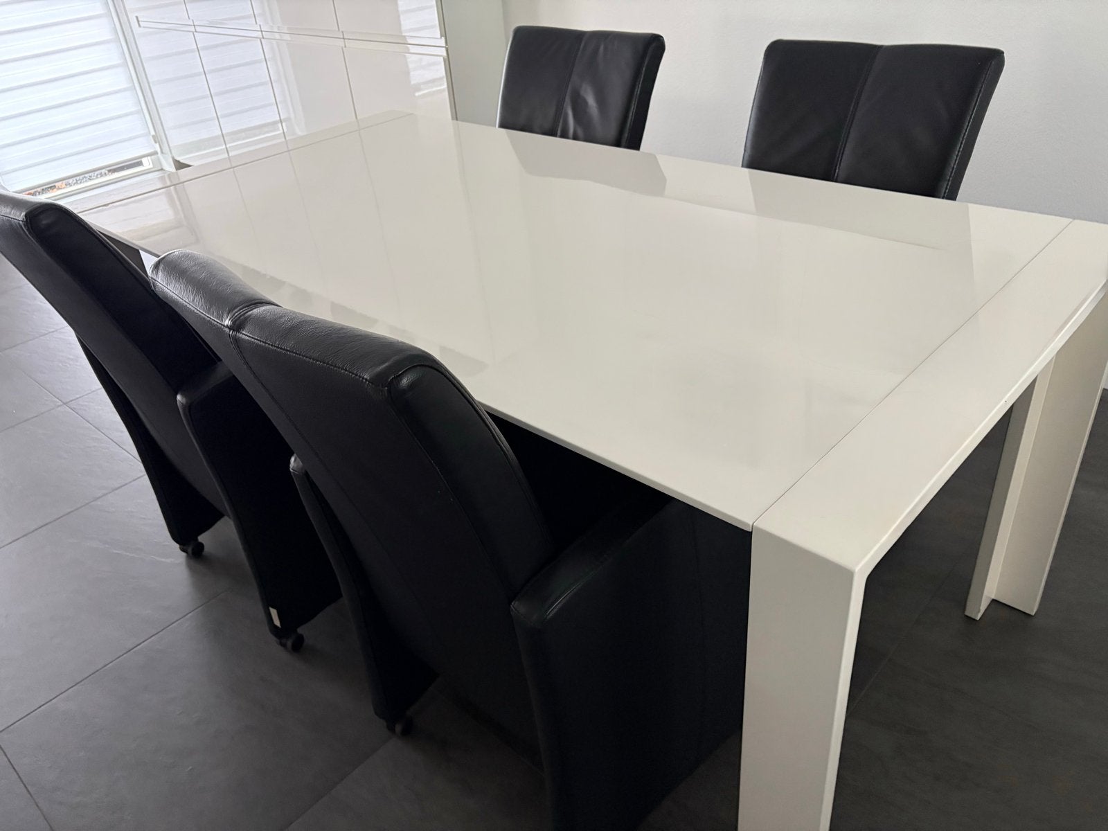 Foto 3 van Uitschuifbare eettafel met 8 lederen stoelen op wieltjes
