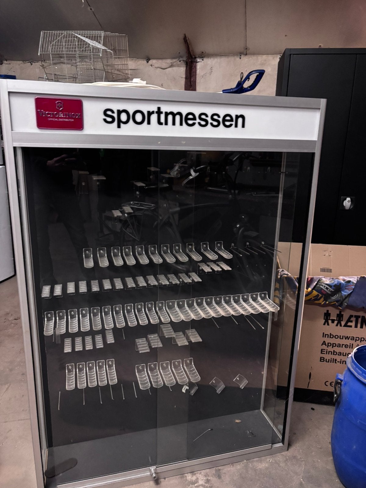 Victorinox vitrine kast, Huis en Inrichting, Ophalen, 50 tot 100 cm, Zo goed als nieuw, 150 tot 200 cm
