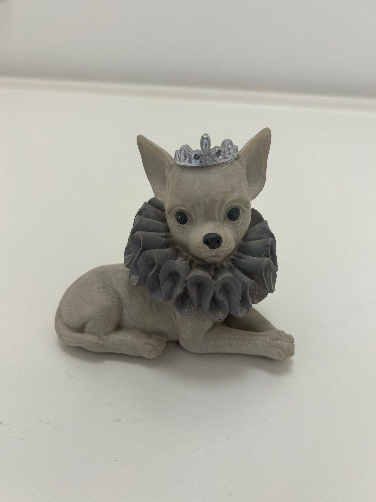 Chihuahua beeldje met kroon en kraag, Huis en Inrichting, Ophalen, Gebruikt, Overige stijlen, Grijs