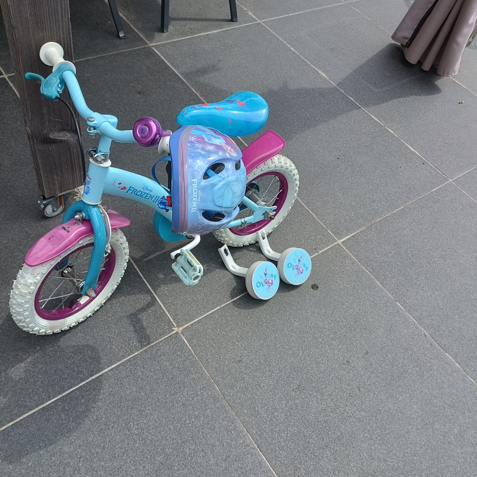 Frozen II Kinderfiets met zijwieltjes en helm, Ophalen, Gebruikt, Minder dan 16 inch, Zijwieltjes