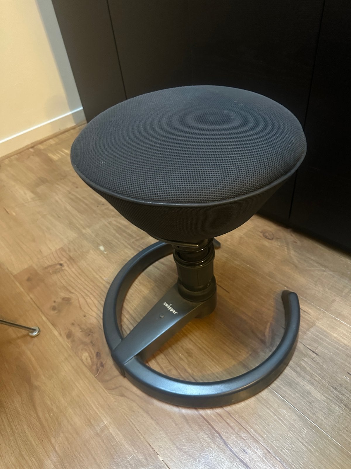 Swopper ergonomische zitkruk / bureaustoel, Ophalen, Zwart, Zo goed als nieuw, Bureaukruk