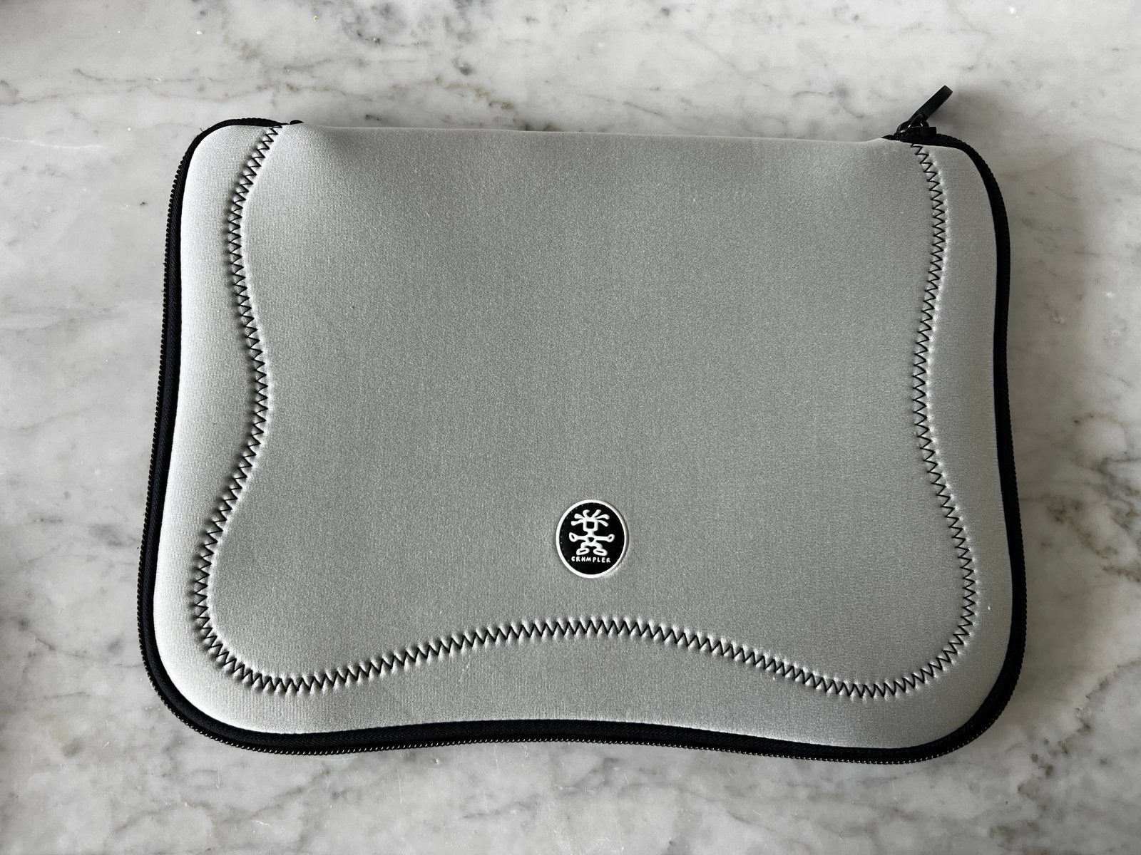 Crumpler The Gimp 15 inch laptophoes - Grijs/Rood, Computers en Software, Laptophoezen, Verzenden, 15 inch, Zo goed als nieuw