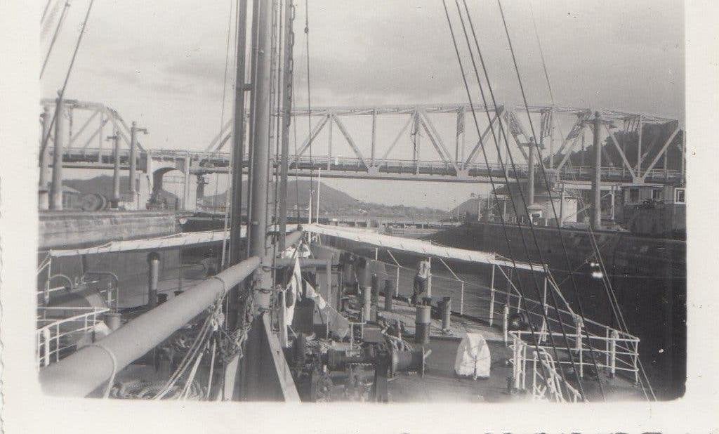 Panamakanaal In de sluis klaar om geschut te worden, Ophalen of Verzenden, 1940 tot 1960, Gebruikt, Overige onderwerpen