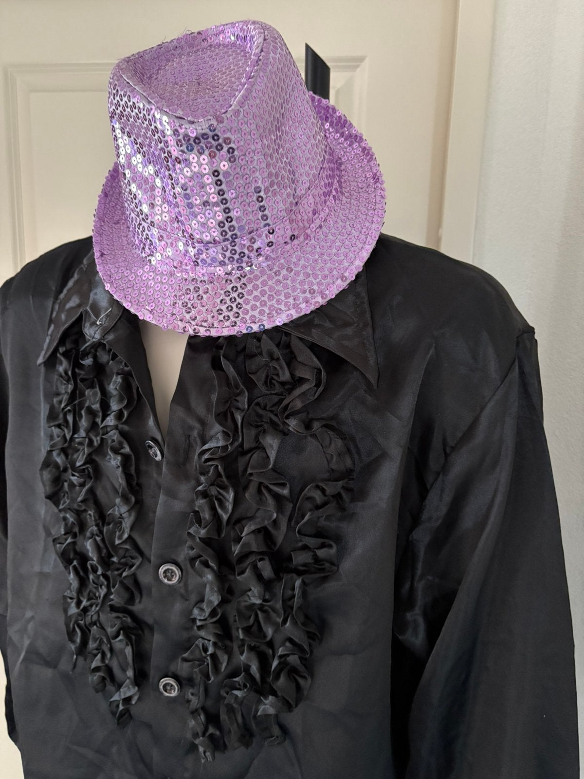 Zwarte satijnen blouse Maat M  met hoedje Foute party Feest, Ophalen of Verzenden, Zo goed als nieuw