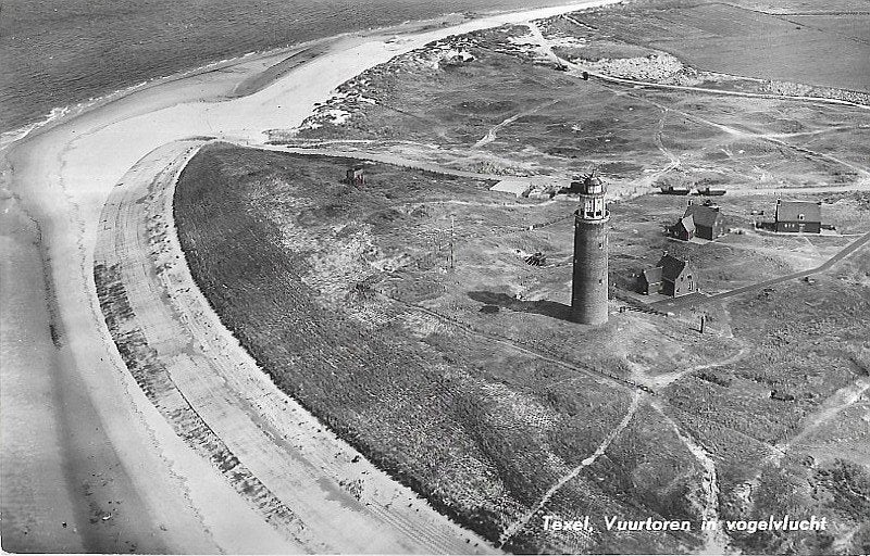 AK Texel - Vuurtoren in vogelvlucht, Verzamelen, Ansichtkaarten | Nederland, Verzenden, 1940 tot 1960, Gelopen, Waddeneilanden