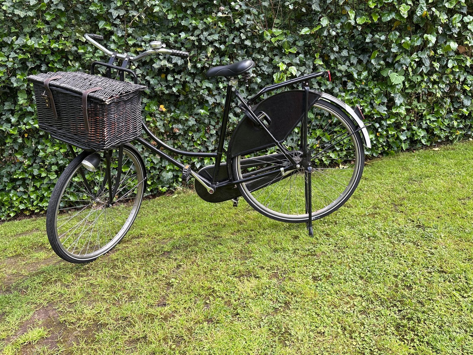 Zwarte damesfiets met mand, Fietsen en Brommers, Fietsen | Dames | Damesfietsen, Terugtraprem, Gebruikt, 50 tot 53 cm, Ophalen