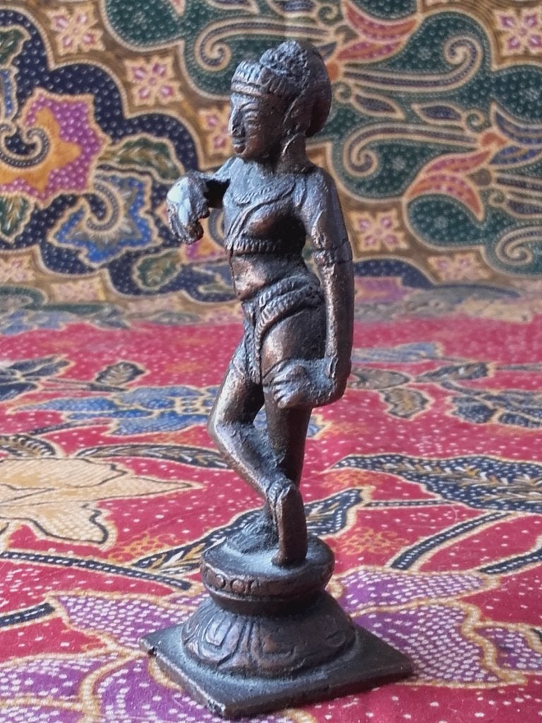 Mooi antiek brons beeldje uit India van een Devi 9,7 cm., India, Handgemaakt, Ophalen of Verzenden, Brons
