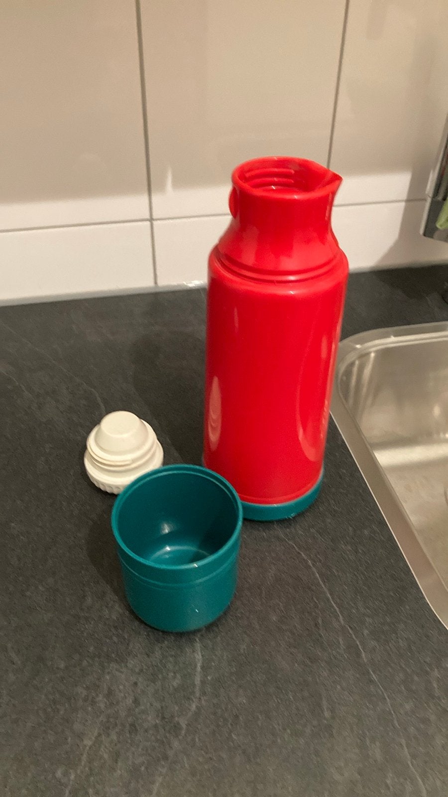 Vintage Rode Thermosfles met Groene Dop en Beker, Kunststof, Ophalen of Verzenden, Rood, Overige merken