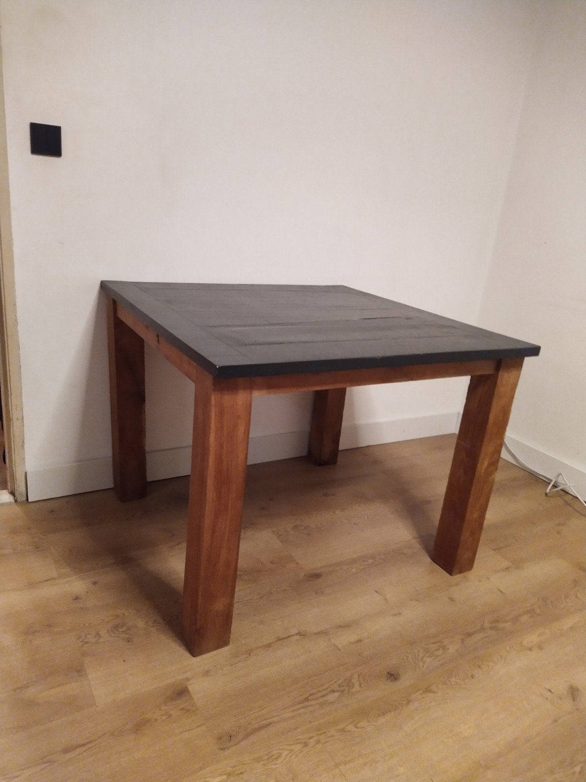 Robuuste houten tafel, Huis en Inrichting, Ophalen, 50 tot 100 cm, Vierkant, 50 tot 100 cm