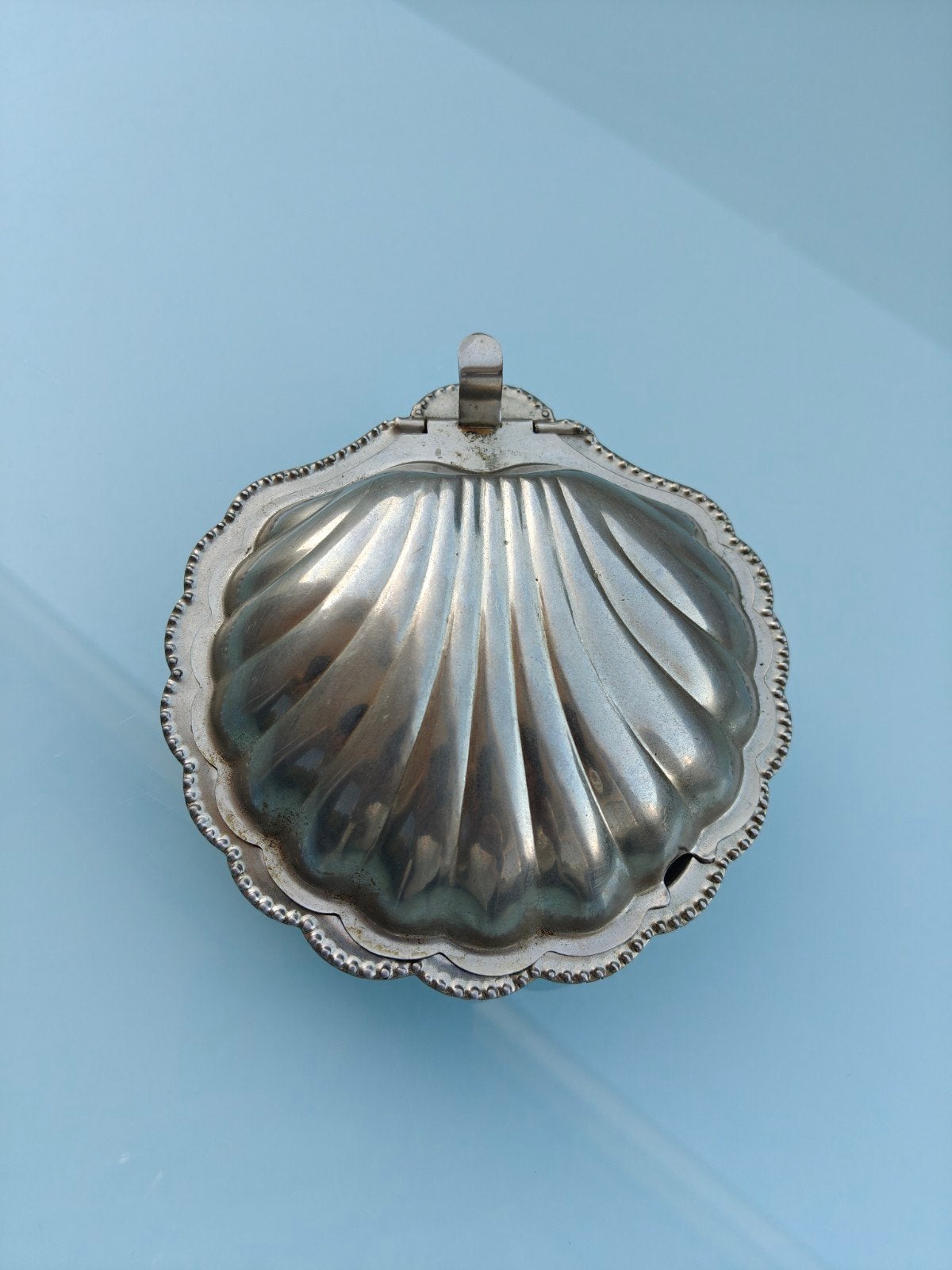 Verzilverde boter/kaviaar schelp met blauw glazen bakje, Ophalen of Verzenden, Zilver
