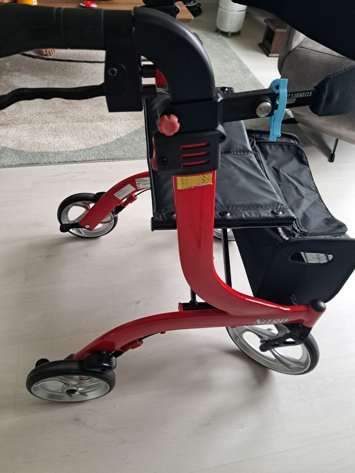 rollator rood, Ophalen, Lichtgewicht, Zo goed als nieuw