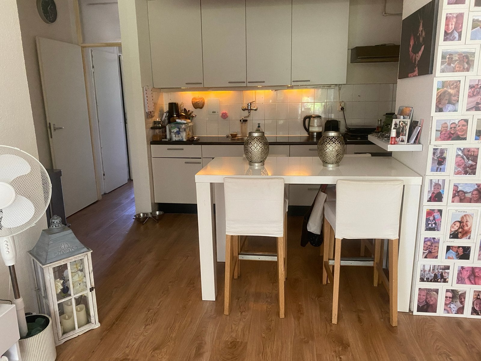 Gratis Hoge witte tafel + 4 barkrukken  - 130x70x90 cm, Ophalen, Overige materialen, Gebruikt, 100 tot 150 cm