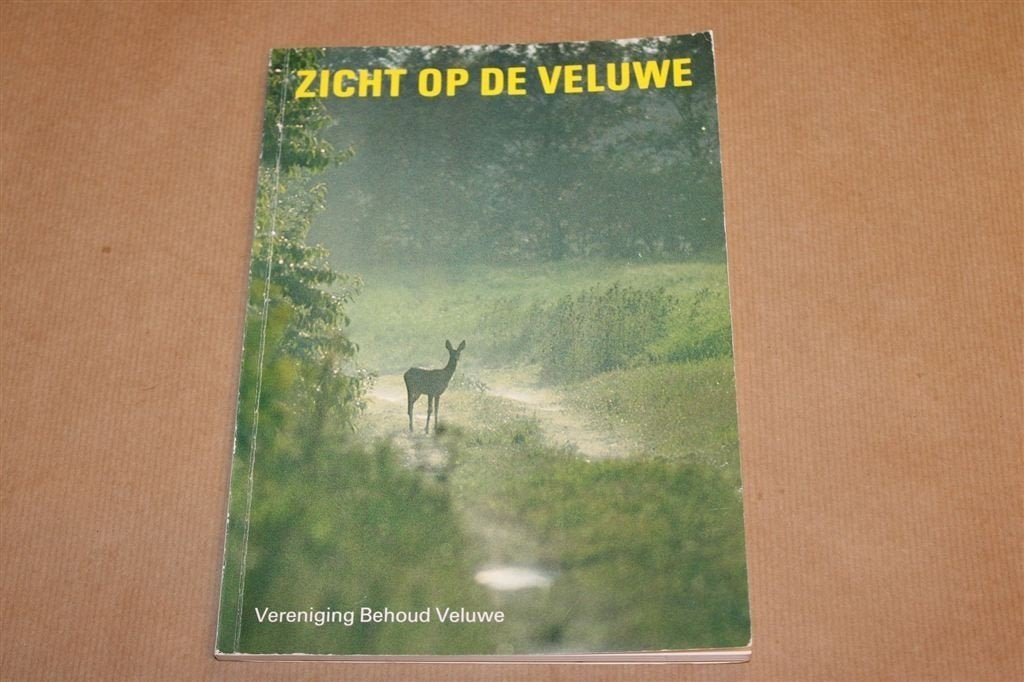 Zicht op de Veluwe — Natuurgids met Uitvouwbare Kaart 1983, Ophalen of Verzenden, Gelezen