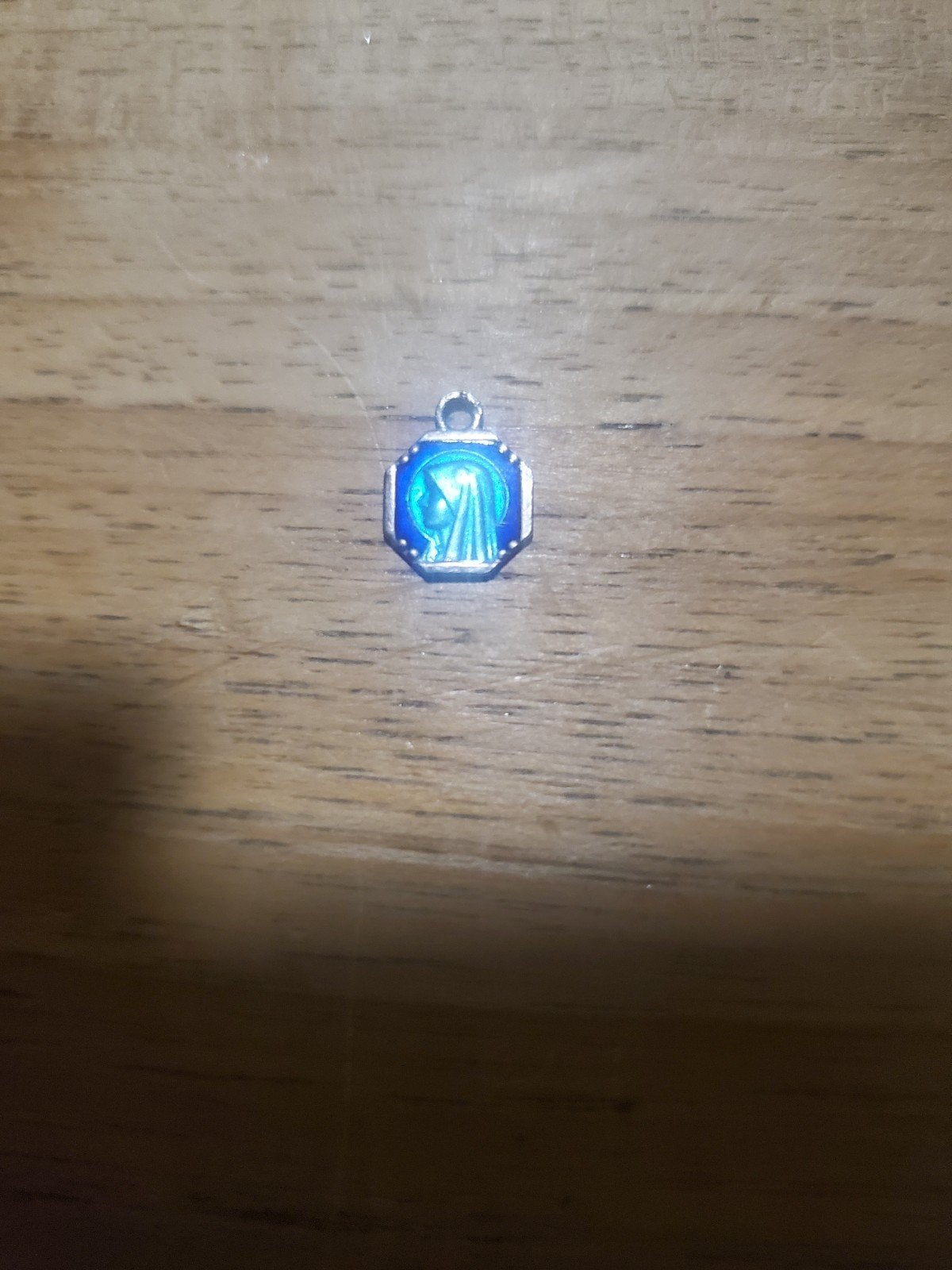 Bedel met blauwe emaille Maria afbeelding (e), Overige merken, Gebruikt, Ophalen of Verzenden, 1 bedel