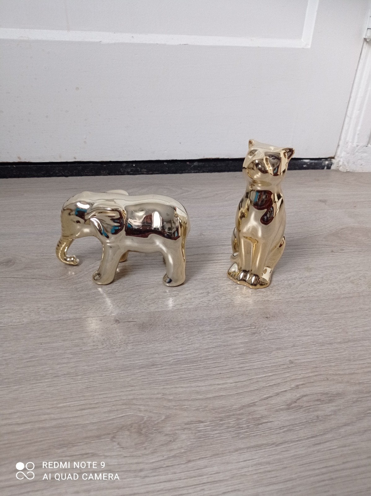 2 keramiek beelden olifant en Tiger goude kleur, Ophalen of Verzenden, Dier