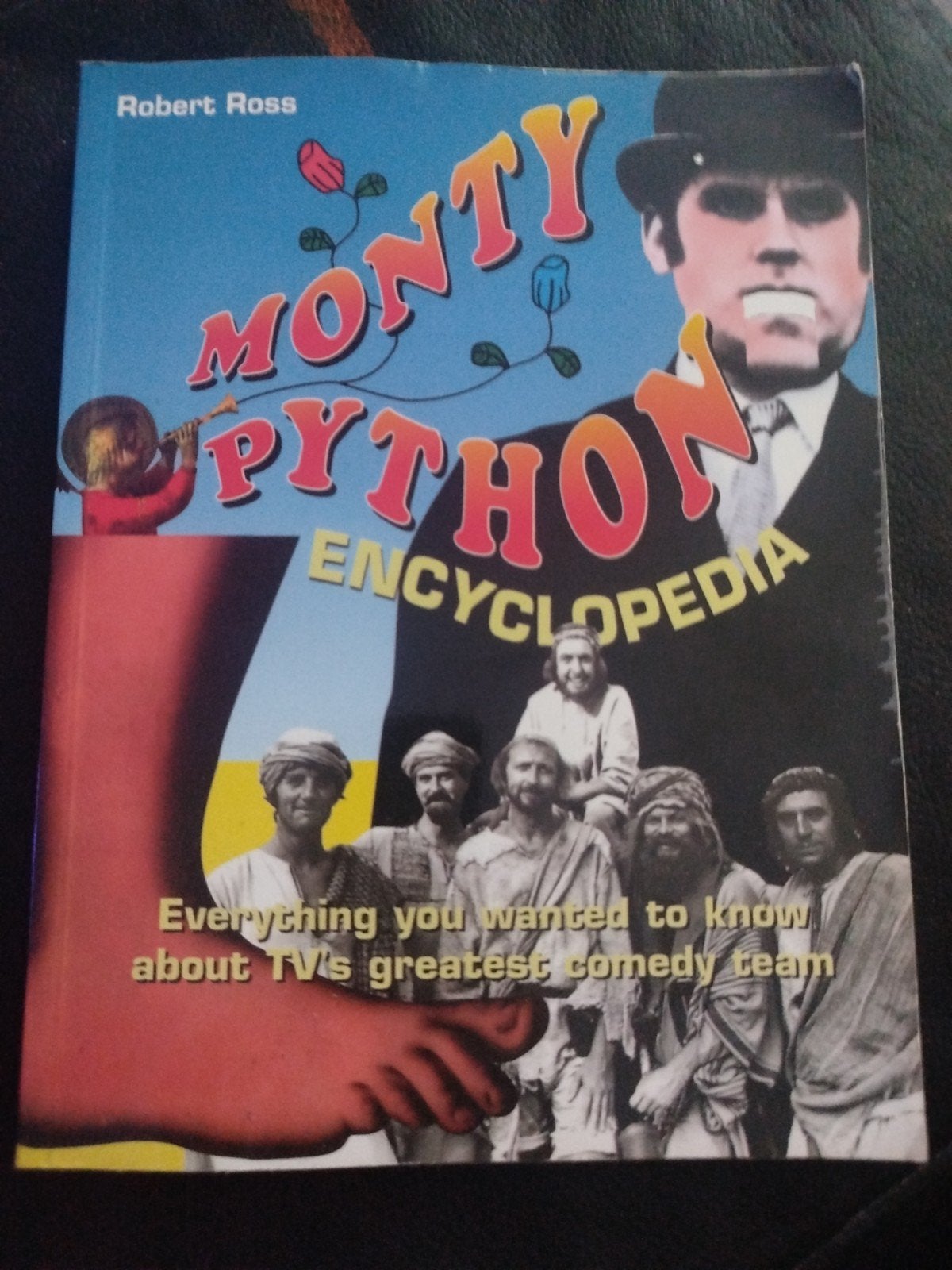 MONTHY PYTHON ENCYCLOPEDIA PAPERBACK, Tv-serie, Robert Ross, Ophalen of Verzenden, Zo goed als nieuw