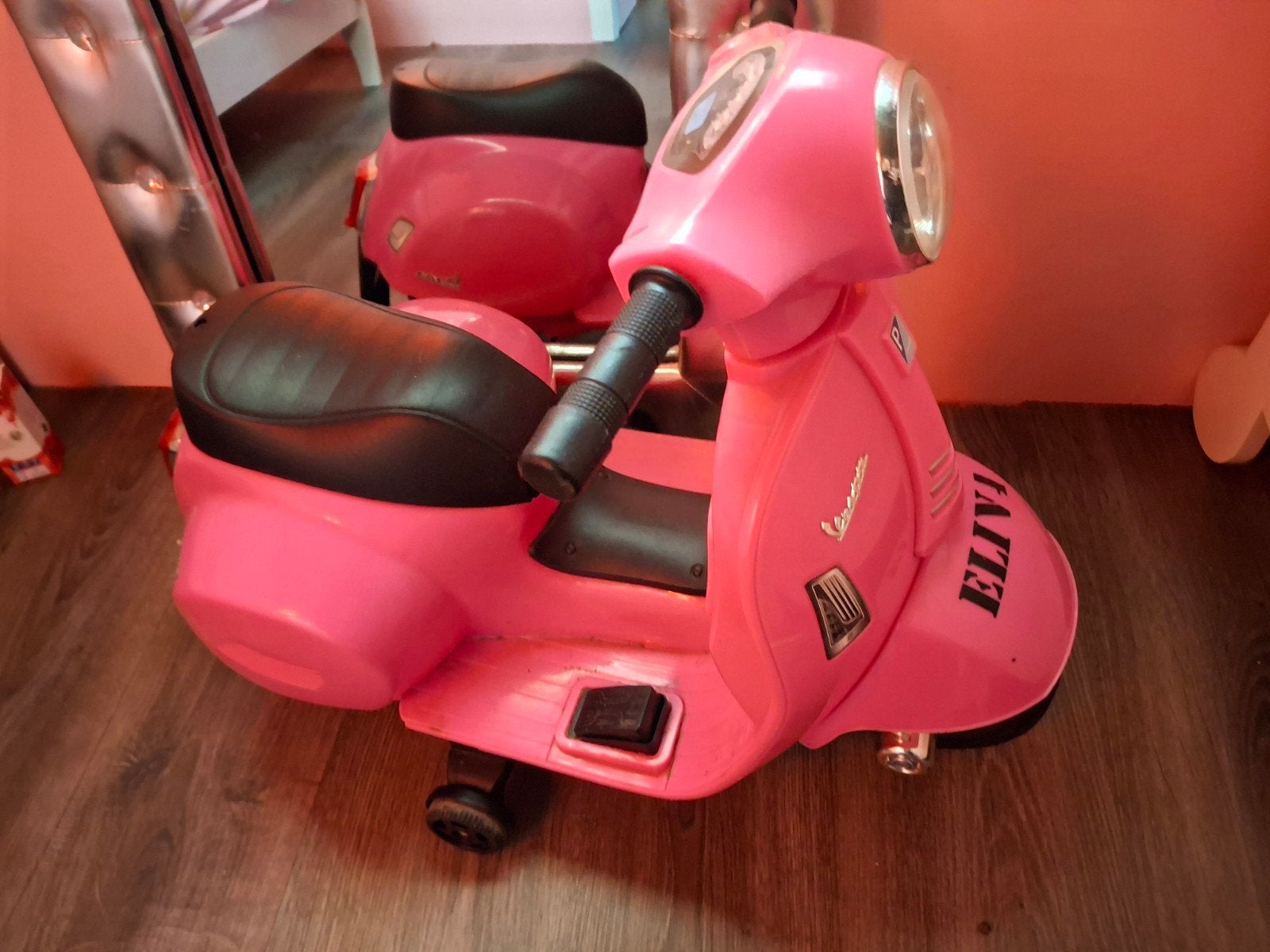 Roze Vespa elektrische scooter voor kinderen, 18m+, Ophalen, Gebruikt, Overige typen