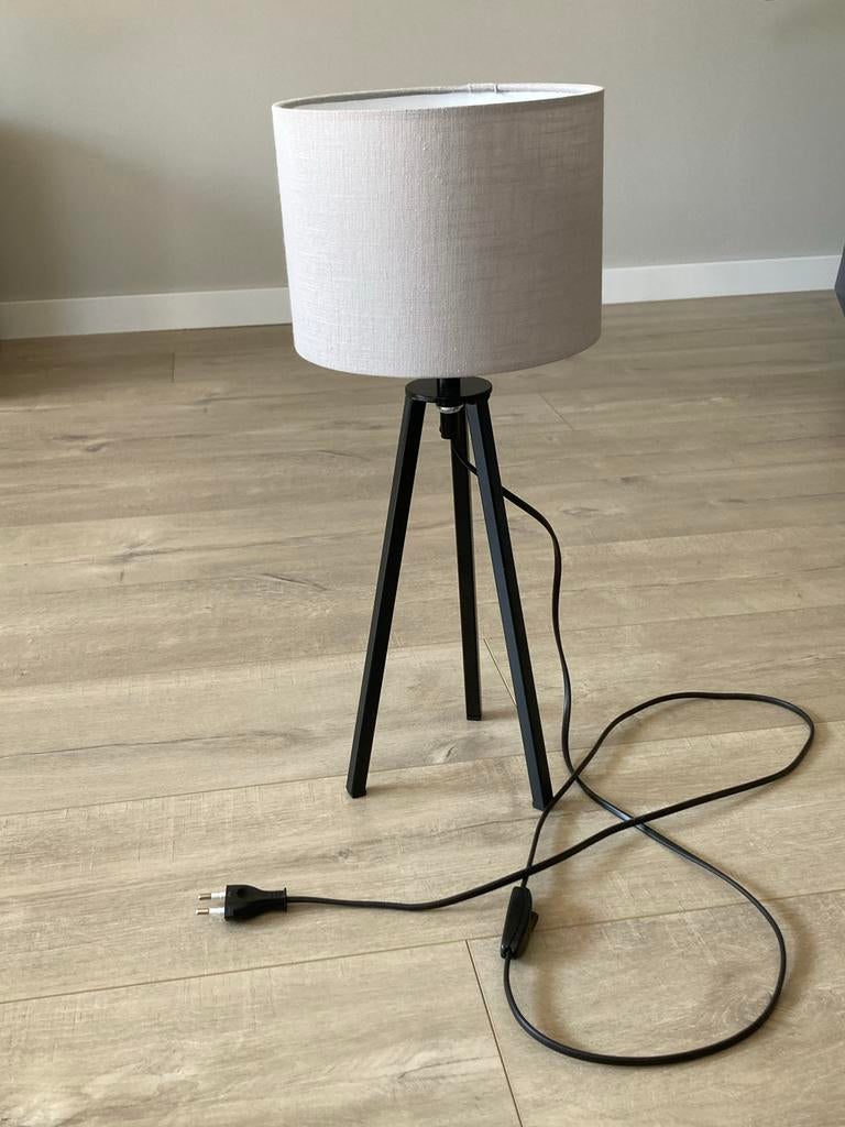 Moderne tafellamp met stoffen kap en tripod onderstel, Ophalen, Zo goed als nieuw