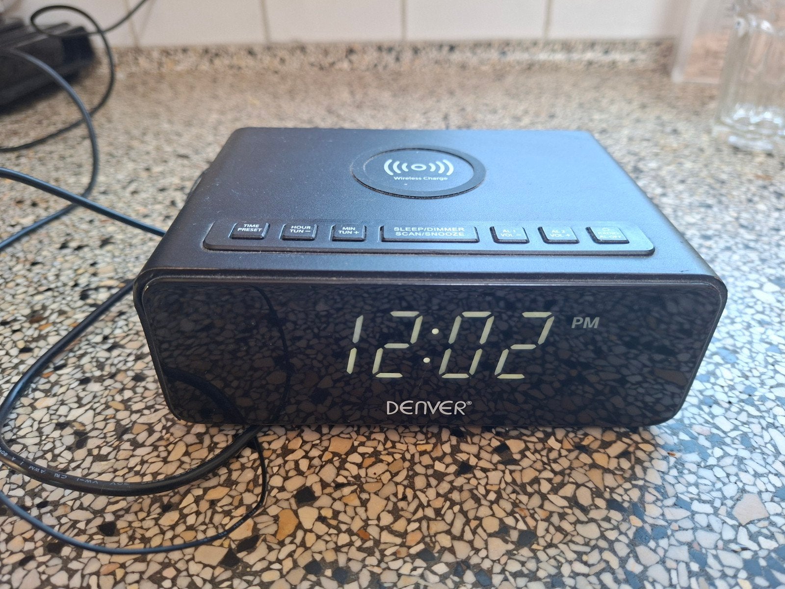 Denver wekker radio draadloos opladen volledig dimbaar, Ophalen of Verzenden, Gebruikt