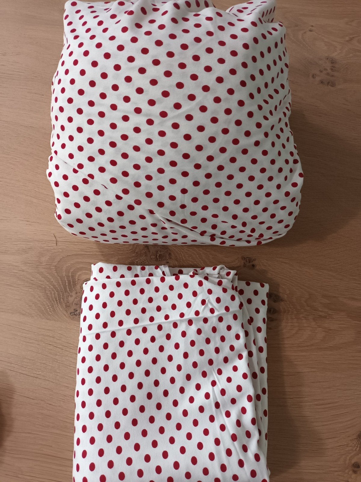 2 lappen elastische witte stof wit met rode stipjes stippen, Hobby en Vrije tijd, Stoffen en Lappen, 120 cm of meer, Wit, 200 cm of meer